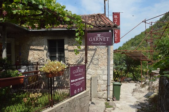 garnet-in-godinje-village